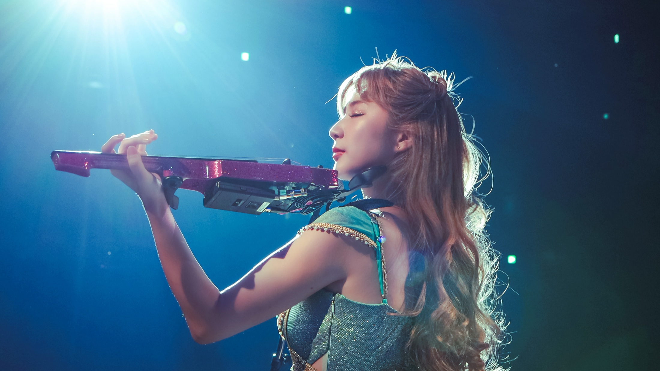 【弘前経済新聞】青森・五所川原でサラ・オレインさんのライブ｜津軽弁での交流も意欲