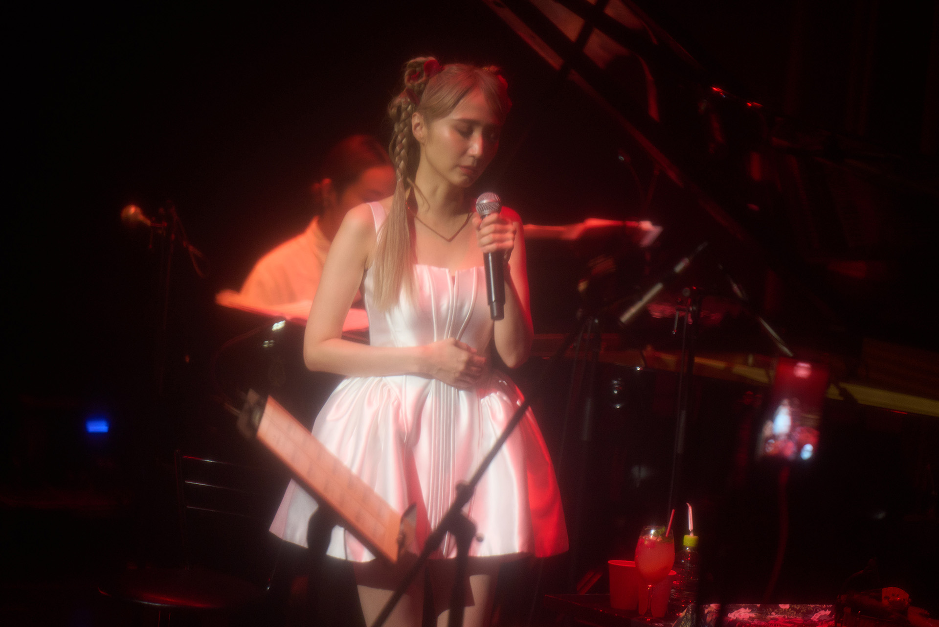 ＜ライブレポート＞夏と水、彩る音楽の物語――サラ・オレイン、ビルボードライブで魅せた特別な一夜
